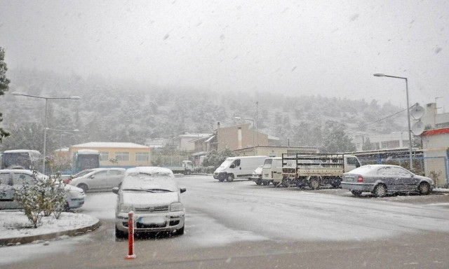 Καιρός: Ξεκινούν σταδιακά οι χιονοπτώσεις στα ορεινά – Χριστούγεννα με βροχές και καταιγίδες