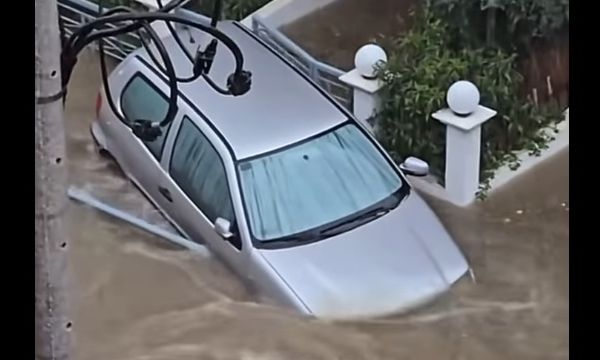 Νέος «ποταμός» στον Άλιμο παράσυρε αυτοκίνητο στο πέρασμά του - Βίντεο