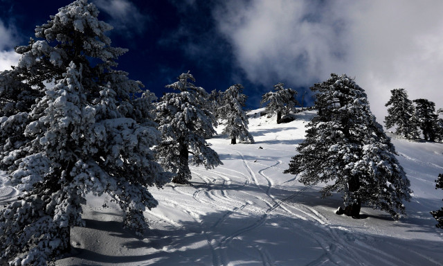 Στα «λευκά» τα χιονοδρομικά κέντρα Ανηλίου και Βασιλίτσας