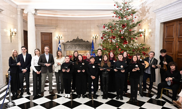 Τα κάλαντα των Χριστουγέννων στον πρωθυπουργό από το Μουσικό Σχολείο Αλίμου