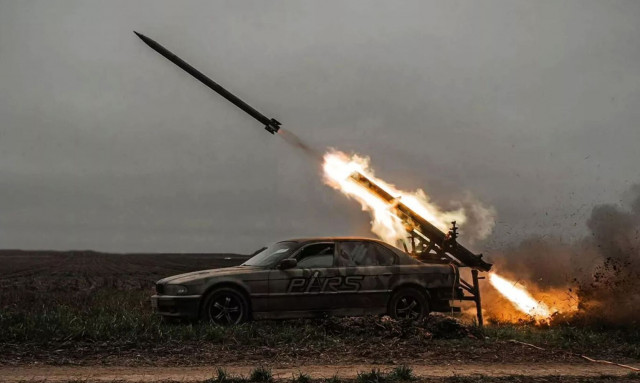 Μία πολυτελής BMW Σειράς 7 μετατράπηκε σε εκτοξευτή ρουκετών