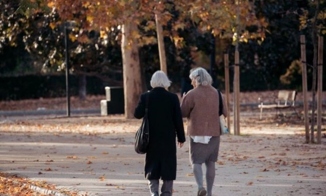 87χρονη εργάζεται σε δύο δουλειές για 10 ευρώ την ώρα: «Δεν μπορώ ακόμη να συνταξιοδοτηθώ»