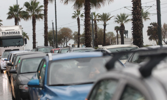 Καιρός: Χάος στους δρόμους της Αθήνας λόγω βροχής και Χριστουγέννων - Πού εντοπίζονται προβλήματα