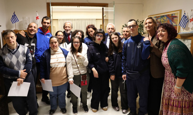 Κάλαντα από αθλητές των Special Olympics Hellas στον πρόεδρο του Ελληνικού Ερυθρού Σταυρού