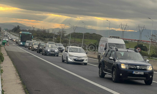 Μπλόκα αγροτών στις εθνικές οδούς: Με χαμηλές ταχύτητες, από μία λωρίδα περνούν οι εκδρομείς