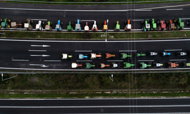 Μπλόκα αγροτών στις εθνικές οδούς: Με χαμηλές ταχύτητες από μία λωρίδα περνούν οι εκδρομείς