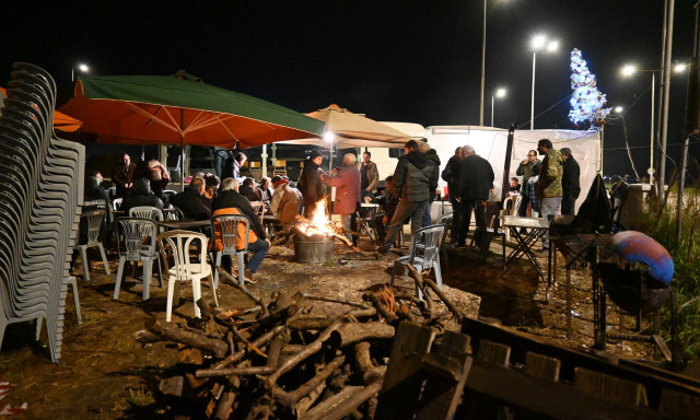 Αγρότες: Έκαναν ρεβεγιόν Χριστουγέννων στα μπλόκα