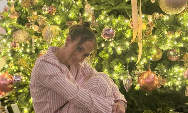 Τζένιφερ Λόπεζ: Γιόρτασε την Παραμονή των Χριστουγέννων φορώντας ριγέ πιτζάμες