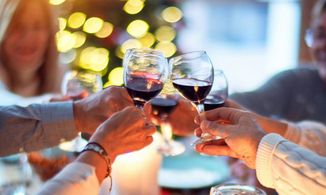 Φούσκωμα μετά το χριστουγεννιάτικο φαγοπότι: 6 λύσεις που θα σας ανακουφίσουν