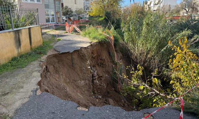 Γκρεμός βάθους 12 μέτρων στο ρέμα Πικροδάνης λόγω της σφοδρής βροχόπτωσης - Φόβος για τους κατοίκους