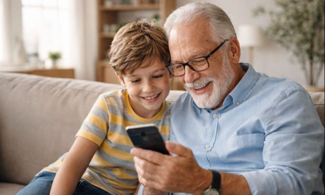 Εθισμένοι στις οθόνες: Οι ηλικιωμένοι και όχι τα παιδιά «κολλάνε» στα social media και τα παιχνίδια