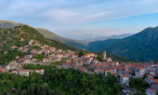 2,5 ώρες από την Αθήνα: Το πετρόχτιστο χωριό της Αρκαδίας με την αμφιθεατρική θέα που μαγεύει