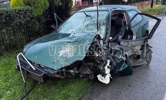 Βέροια: Διαλύθηκε το αυτοκίνητο του 22χρονου που σκοτώθηκε σε τροχαίο - Βίντεο και φωτογραφίες