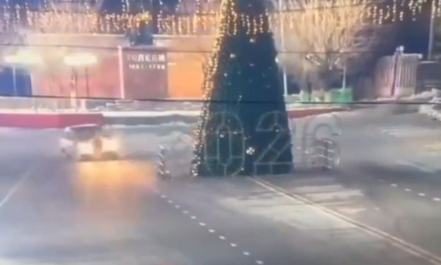 Βίντεο: Η viral στιγμή που νεαρός οδηγός Lada στο Καζακστάν καταστρέφει χριστουγεννιάτικο δέντρο