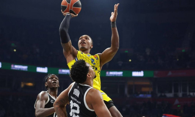 Euroleague: Η Μακάμπι διέσυρε την Παρτίζαν, ασταμάτητη γιούχα των Σέρβων στους παίκτες τους