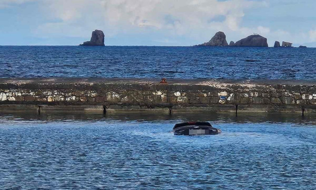 Αυτοκίνητο έπεσε στη θάλασσα στην Πάρο: Δεν υπήρχαν επιβαίνοντες - Βίντεο