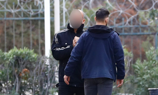 Στα δικαστήρια της Ευελπίδων ο γιος της Ελένης Παπαδοπούλου που συνελήφθη για τη δολοφονία της