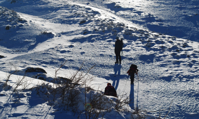 Χωρίς τις αισθήσεις τους εντοπίστηκαν οι τρεις ορειβάτες που αγνοούνταν στη Φωκίδα