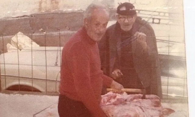 To σφάξιμο του χοίρου: Το κρητικό έθιμο των Χριστουγέννων που εξασφάλιζε κρέας μέχρι το καλοκαίρι