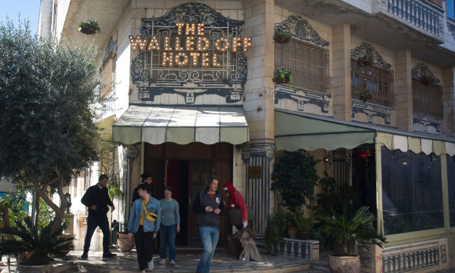Δυτική Όχθη: Άνοιξε ξανά το ξενοδοχείο Walled Off Hotel του Banksy στη Βηθλεέμ μετά από δύο χρόνια