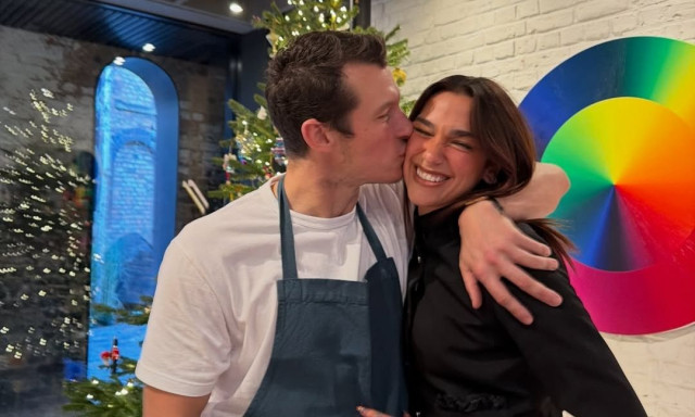 Dua Lipa: Αγκαλιά με τον Κάλουμ Τέρνερ τα Χριστούγεννα - Οι φωτογραφίες που μοιράστηκε