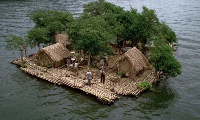 Ούτε ρεύμα, ούτε μηχανήματα: Ένας άντρας έχτισε ένα αυτόνομο πλωτό χωριό σε μια απομακρυσμένη λίμνη