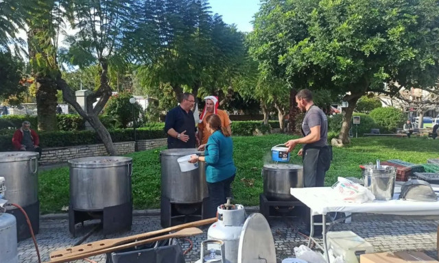 Κρήτη: Αγροκτηνοτρόφοι μοιράζουν βραστό κρέας σε πολίτες στο Ρέθυμνο - Δείτε φωτογραφίες