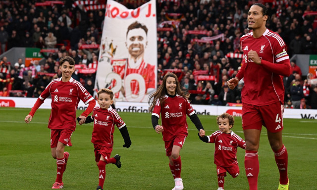 Συγκίνηση στο «Άνφιλντ»: Οι γιοι του Ντιόγκο Ζότα συνόδευσαν τους παίκτες