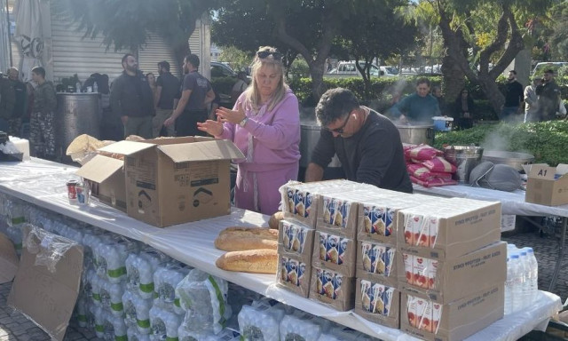 Ρέθυμνο: Αγροκτηνοτρόφοι μοίρασαν δωρεάν φαγητό στην πλατεία Τεσσάρων Μαρτύρων