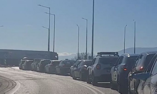 Επιστροφή μετ' εμποδίων λόγω μπλόκων: Ουρές χιλιομέτρων σε Μπράλο και Κάστρο