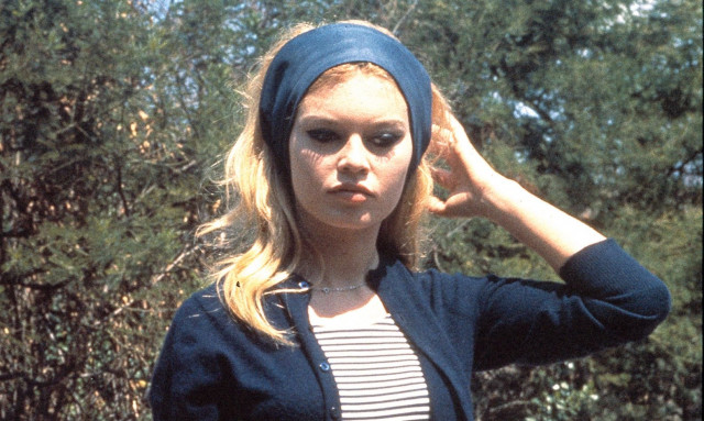 Από τα bohemian φορέματα στις ψηλές μπότες: Όταν η Μπριζίτ Μπαρντό «χάραξε» τη μόδα της εποχής