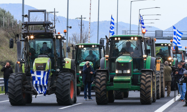 Αγροτικά μπλόκα: Κλιμάκωση με κλείσιμο και των παράδρομων της Αθηνών-Λαμίας