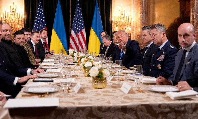 Η στιγμή που ο Τραμπ παραβιάζει το πρωτόκολλο στη συνάντηση με τον Ζελένσκι - Βίντεο