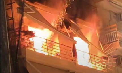 Εγκλωβισμένο ζευγάρι ηλικιωμένων σε φλεγόμενο διαμέρισμα στη Θεσσαλονίκη - Βίντεο
