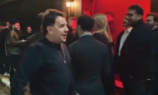 Γιώργος Μαζωνάκης: Βγήκε στην ουρά και χαιρέτησε το κοινό του – «Χρόνια Πολλά, μόνο υπομονή κάνουμε»