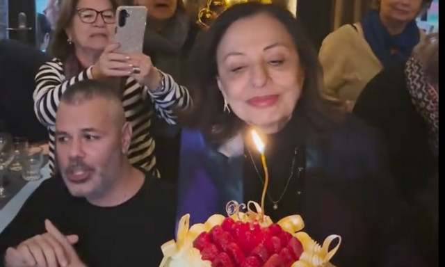 Χάρις Αλεξίου: Γιόρτασε τα 75α της γενέθλια με αγαπημένους φίλους και... ένα ρετρό λεωφορείο