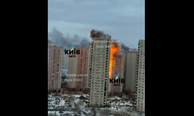 Ουκρανία: Η στιγμή που ρωσικός πύραυλος χτυπάει πολυκατοικία στο Κίεβο