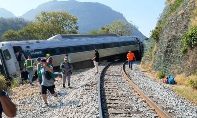 Μεξικό: Τρένο με εκατοντάδες επιβάτες εκτροχιάστηκε - Φωτογραφίες