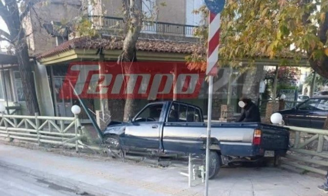 Πάτρα: Αγροτικό όχημα «μπήκε» σε ταβέρνα -  Ο οδηγός έπεσε σε όρυγμα όταν βγήκε από το αυτοκίνητο