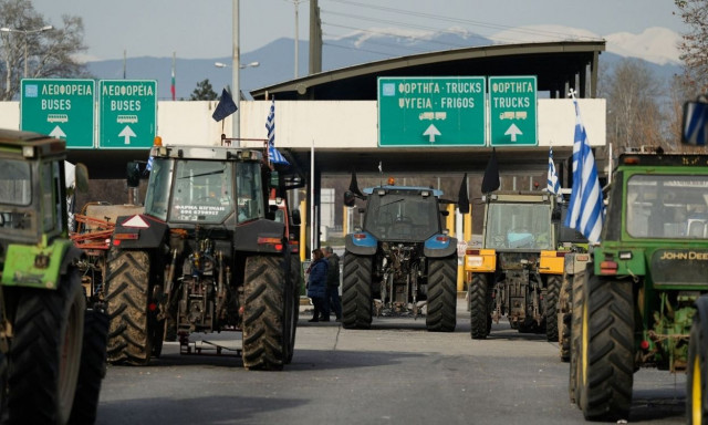 Αγροτικά μπλόκα: Κλιμακώνονται οι κινητοποιήσεις, τα τρακτέρ αποκλείουν και παραδρόμους