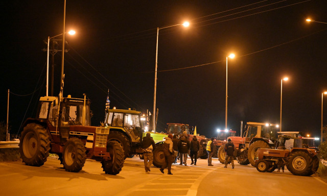 Μπλόκα αγροτών:  Κλείνουν εθνικές οδούς, παρακαμπτηρίους και τελωνεία - Ταλαιπωρία για τους οδηγούς