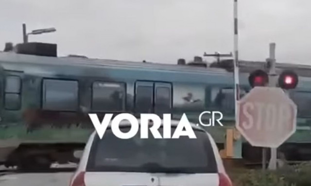Μπάρες σιδηροδρομικής διάβασης έμειναν σηκωμένες ενώ περνούσε επιβατική αμαξοστοιχία - Βίντεο