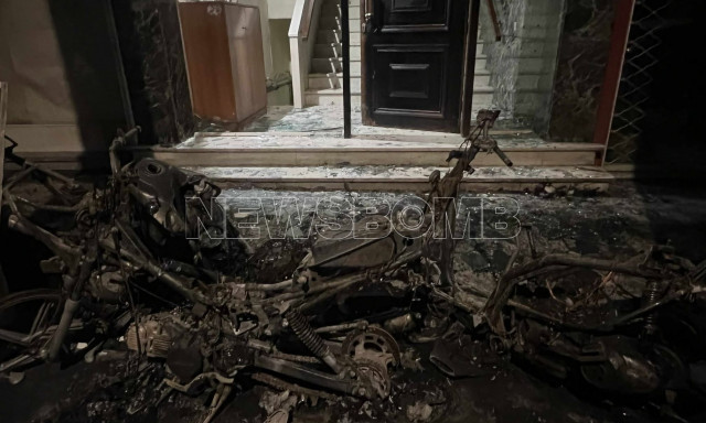 Φωτιά σε αυτοκίνητα και μηχανές στο Γαλάτσι - Ζημιές και στην είσοδο πολυκατοικίας