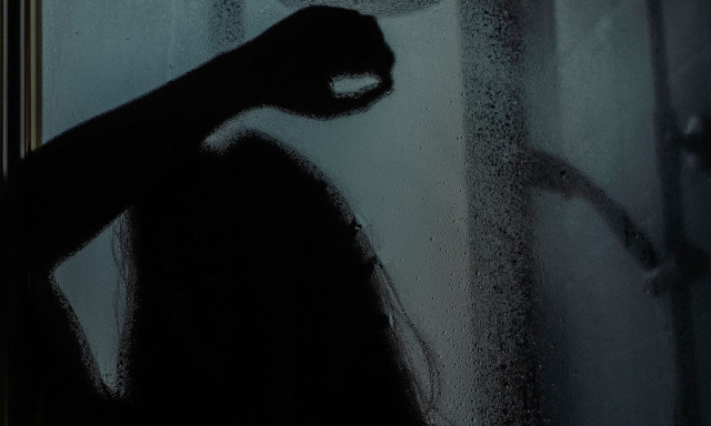 «Dark Shower»: Το νέο trend του TikTok που υπόσχεται χαλάρωση και αποφόρτιση