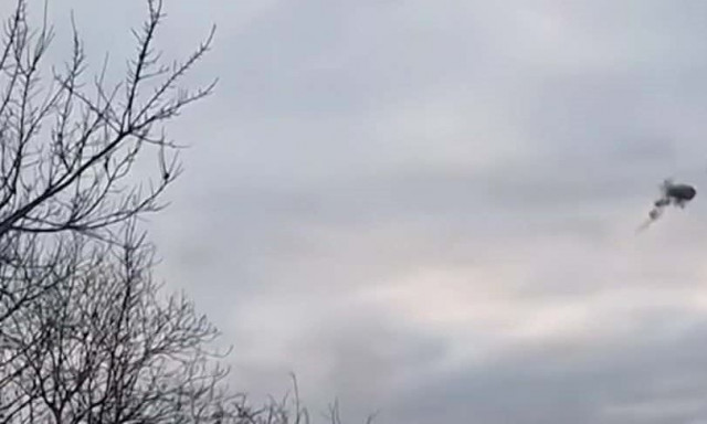 Βίντεο: Η στιγμή που Ουκρανοί στρατιώτες καταρρίπτουν drones με τα όπλα τους