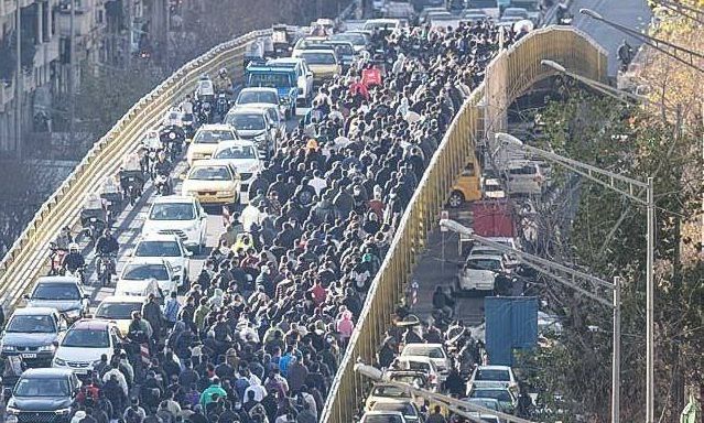 Ιράν: Διαδηλώσεις και κλειστά καταστήματα λόγω υποτίμησης του νομίσματος - Βίντεο