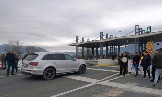 Ιωάννινα: Γλέντι σε διόδια έστησαν οι αγρότες στην Εγνατία Οδό - Βίντεο