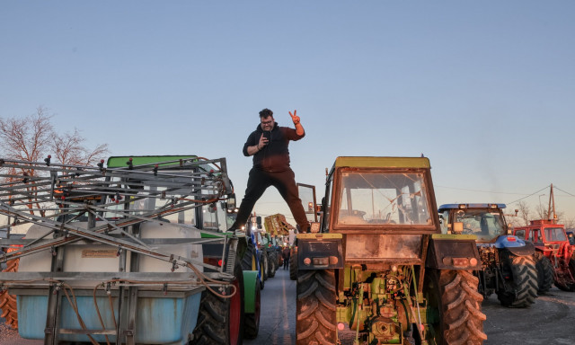Μπλόκα αγροτών - ΕΛ.ΑΣ.: Αν μπορείτε μην γυρίσετε Κυριακή - Οι εναλλακτικές οδοί