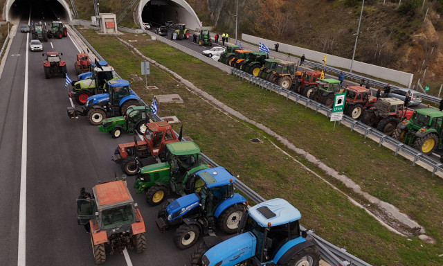 Κλιμακώνονται οι κινητοποιήσεις των αγροτών την Πρωτοχρονιά - Το Plan B της κυβέρνησης για τα μπλόκα