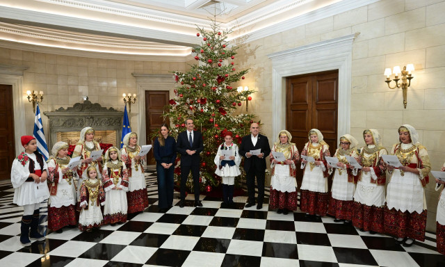 Κυριάκος Μητσοτάκης: Άκουσε τα πρωτοχρονιάτικα κάλαντα από την Ένωση Λιοσιωτών Ιλίου - Φωτογραφίες